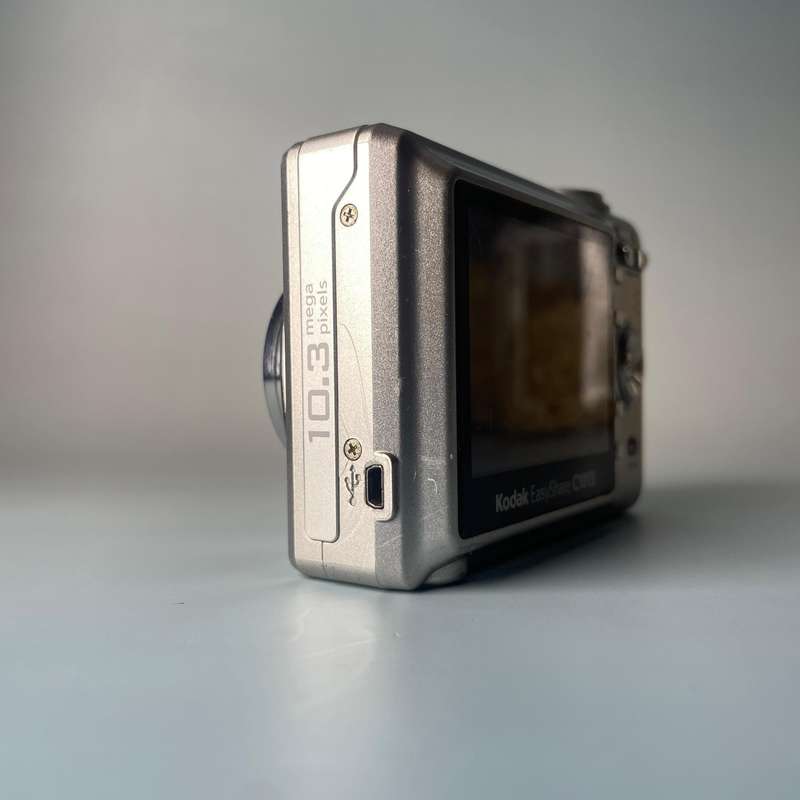 Kodak Easy Share C1013 Point and Shoot Digital Camera 10MP 3x Zoom
