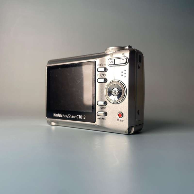 Kodak Easy Share C1013 Point and Shoot Digital Camera 10MP 3x Zoom
