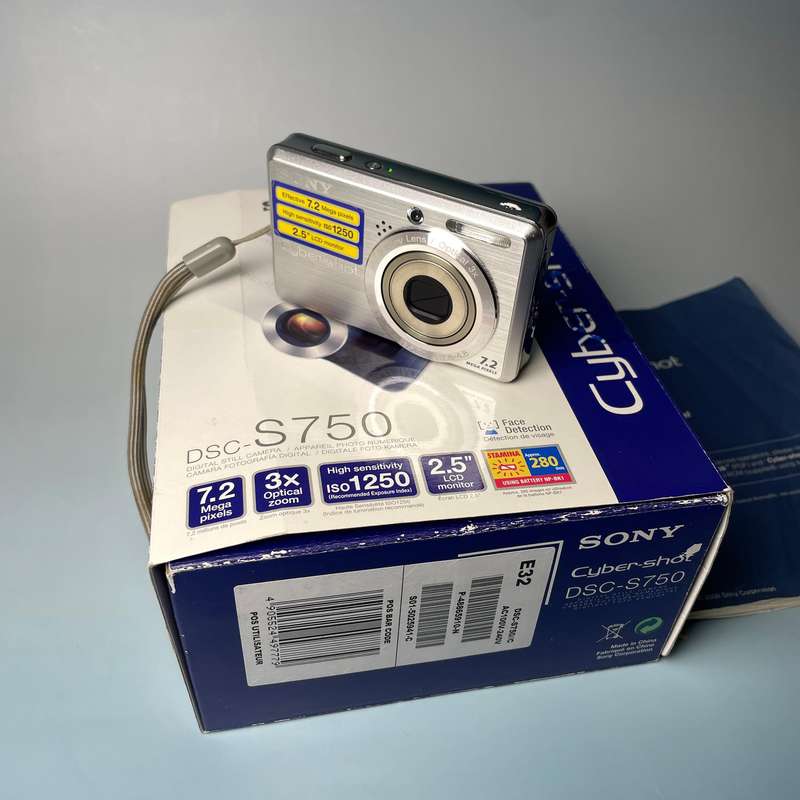 Sony DSC S750 Digital Point and Shoot Camera Digicam