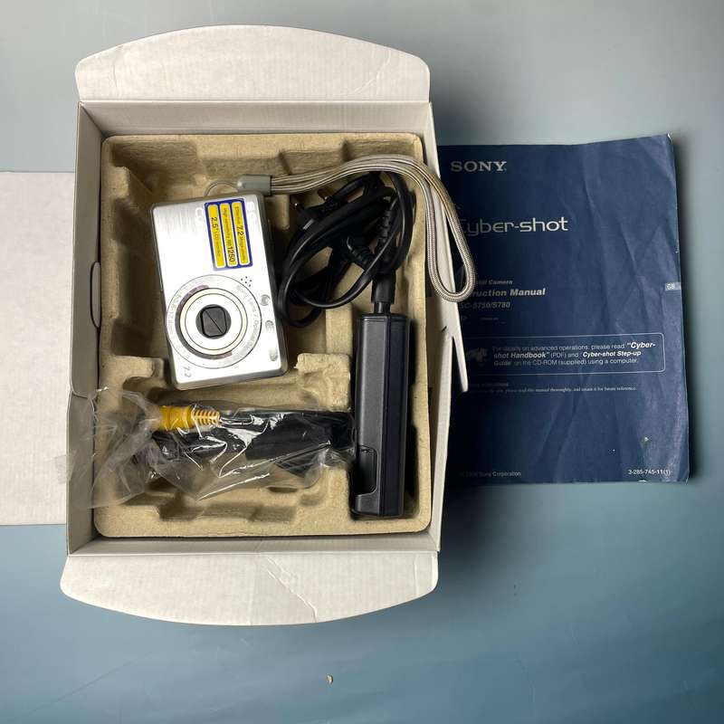 Sony DSC S750 Digital Point and Shoot Camera Digicam