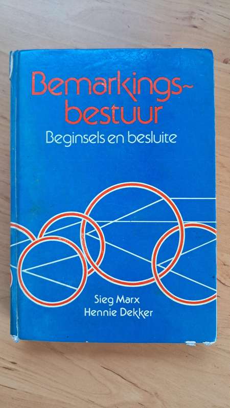 Bemarkingsbestuur - Beginsels en Besluite deur Sieg Marx en Hennie Dekker
