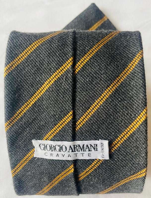 ORIGINAL GIORGIO ARMANI MENS PURE SILK HANDMADE TIE, GREY WITH YELLOW DIAGONAL STRIPES MADE IN ITALY
