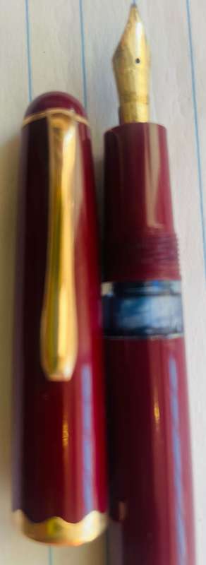 VINTAGE MONTBLANC BURGUNDY MONTE ROSA 042 G, WITH 14K GOLD MEDIUM NIB