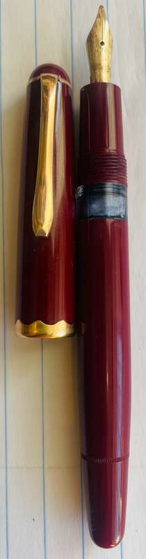 VINTAGE MONTBLANC BURGUNDY MONTE ROSA 042 G, WITH 14K GOLD MEDIUM NIB