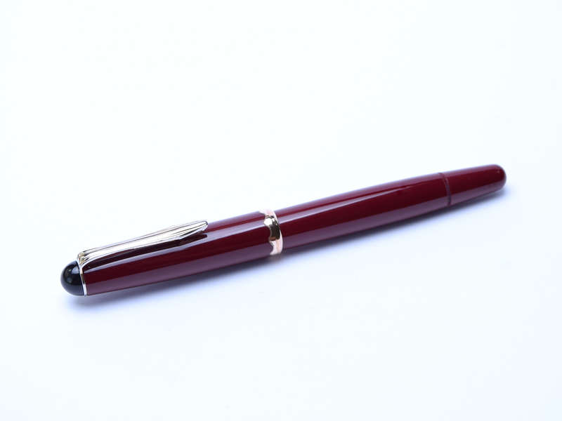 VINTAGE MONTBLANC BURGUNDY MONTE ROSA 042 G, WITH 14K GOLD MEDIUM NIB