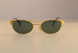 ORIGINAL RAY-BAN SIGNET IN CASE WITH PAPERS. B & L ETCHING ON BOTH LENSES