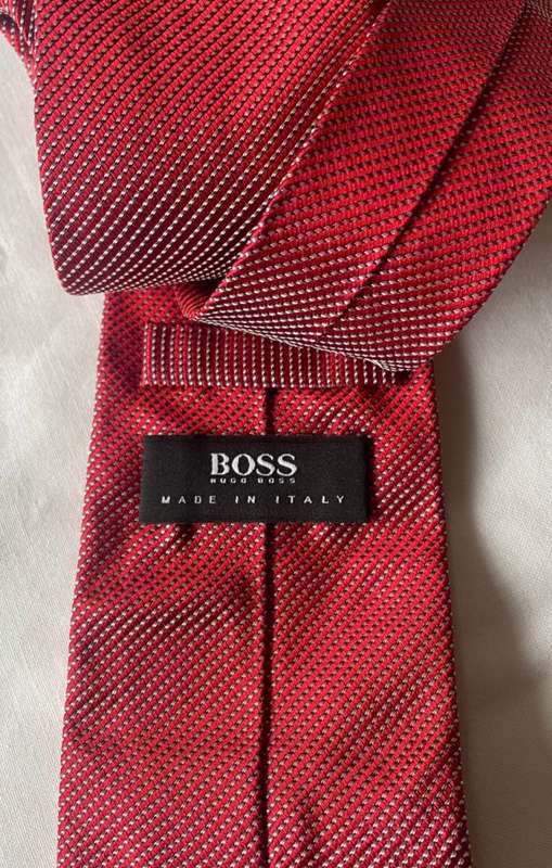 ORIGINAL HUGO BOSS MENS PURE SILK TIE, RED WITH WHITE SPECKED DIAGONAL STRIPES, MADE IN ITALY