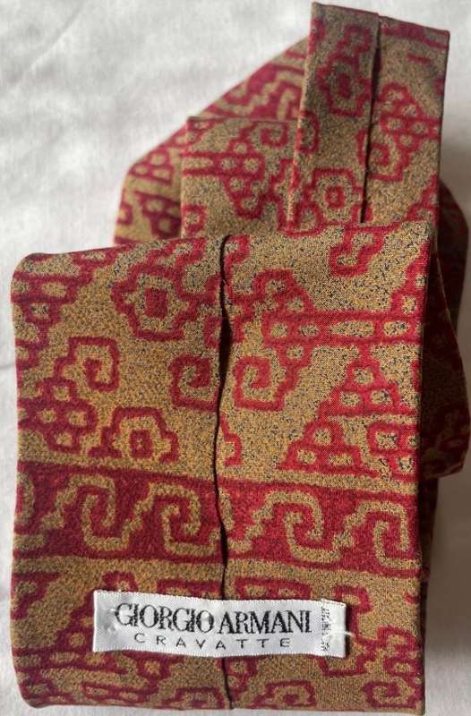 ORIGINAL GIORGIO ARMANI MENS PURE SILK HANDMADE TIE, BEIGE WITH INTRICATE RED PATTERN, MADE IN ITALY