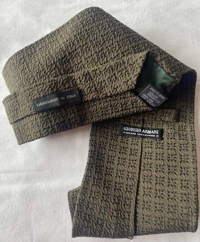 ORIGINAL GIORGIO ARMANI MENS PURE SILK HANDMADE TIE, BROWN WITH BLACK DOTTED PATTERN, MADE IN ITALY