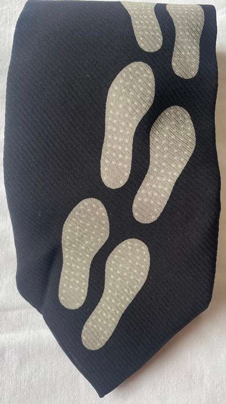 ORIGINAL GIORGIO ARMANI MENS PURE SILK HANDMADE TIE, BLACK WITH SHOEPRINT PATTERN, MADE IN ITALY