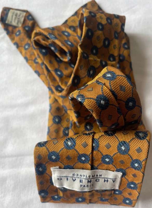 ORIGINAL GIVENCHY MENS PURE SILK HANDMADE TIE, GOLD WITH NAVY FISH SCALE PATTERN, MADE IN ITALY