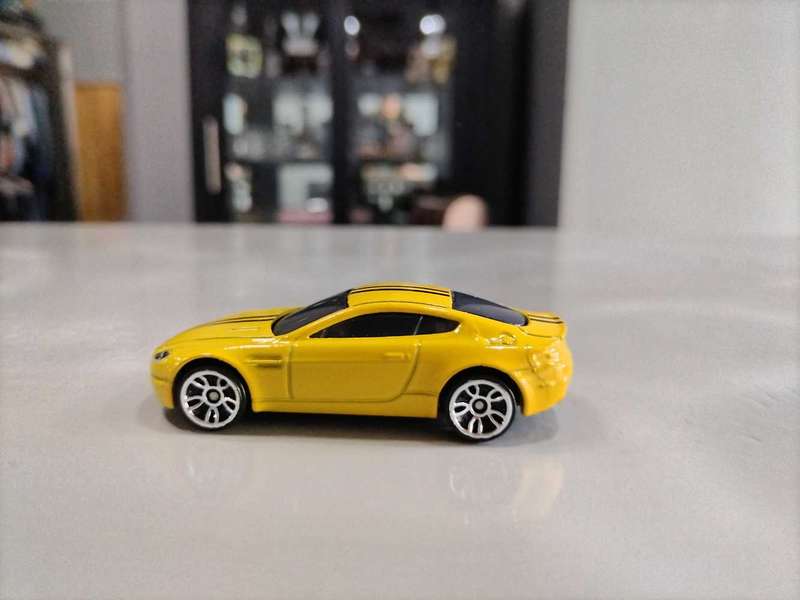 Hot Wheels Aston Martin V8 Vantage Loose