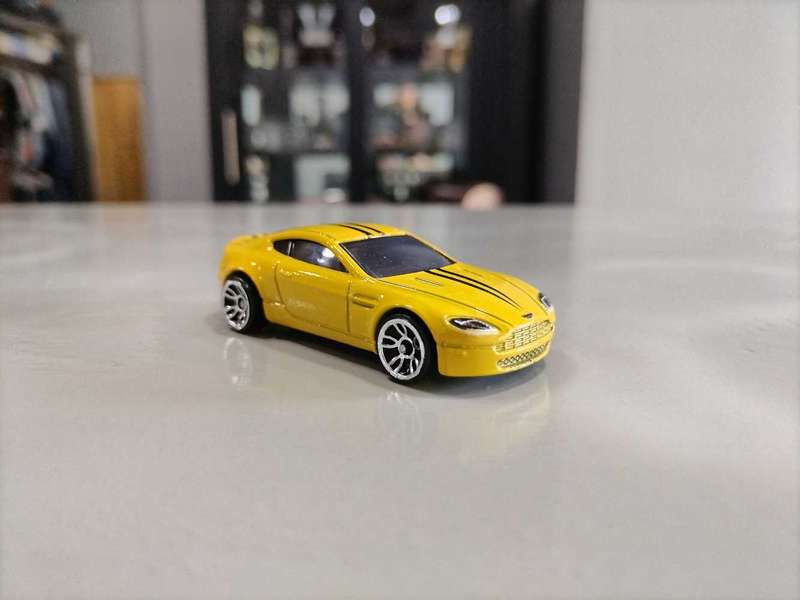 Hot Wheels Aston Martin V8 Vantage Loose