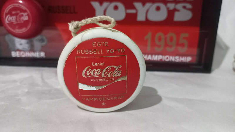 Vintage coca cola yoyos in display box
