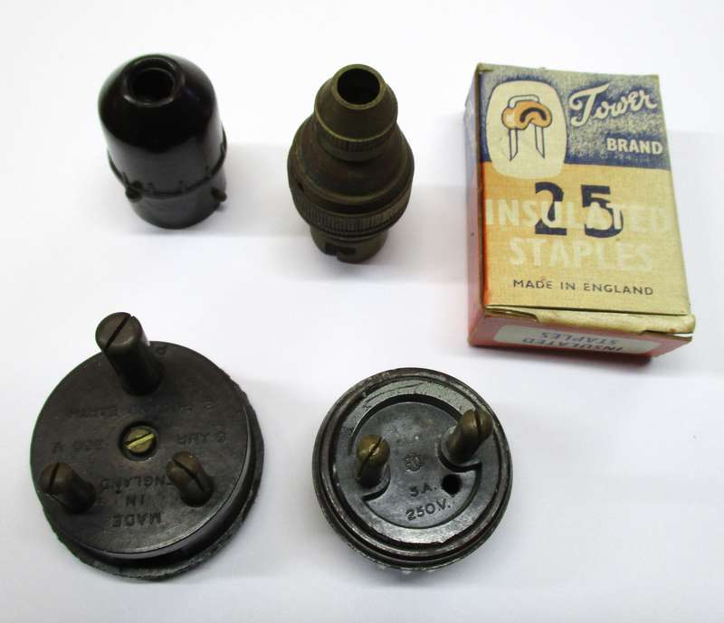 Small lot of vintage electrical items - plugs etc.
