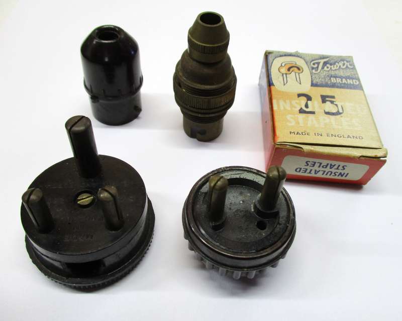 Small lot of vintage electrical items - plugs etc.