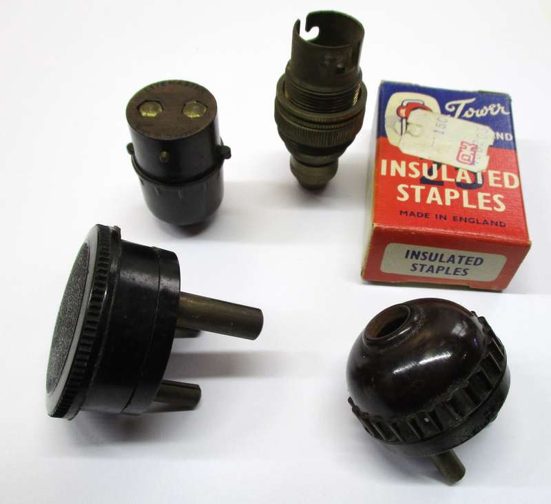 Small lot of vintage electrical items - plugs etc.