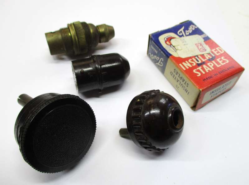 Small lot of vintage electrical items - plugs etc.