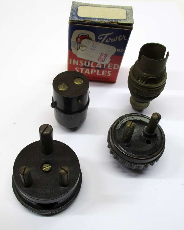 Small lot of vintage electrical items - plugs etc.