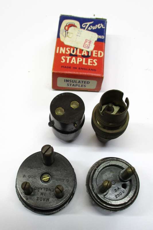 Small lot of vintage electrical items - plugs etc.