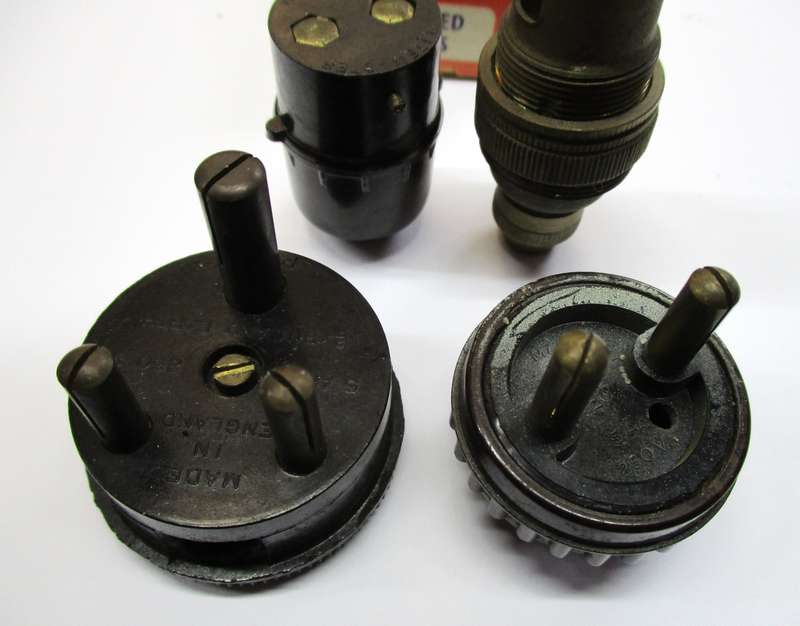 Small lot of vintage electrical items - plugs etc.