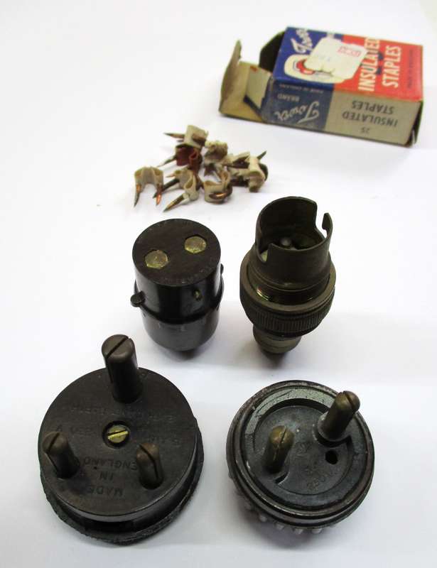 Small lot of vintage electrical items - plugs etc.
