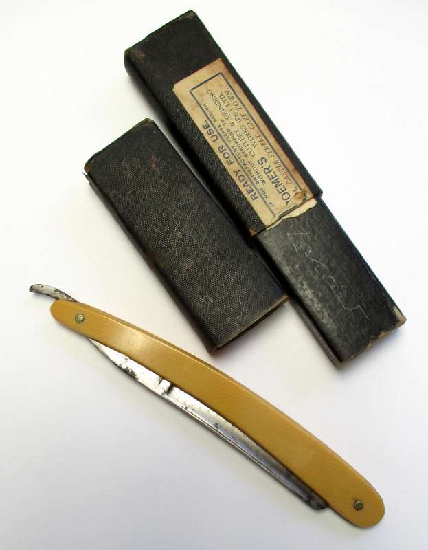 Vintage Keen Edge - Sheffield made straight razor / cut throat razor in box.