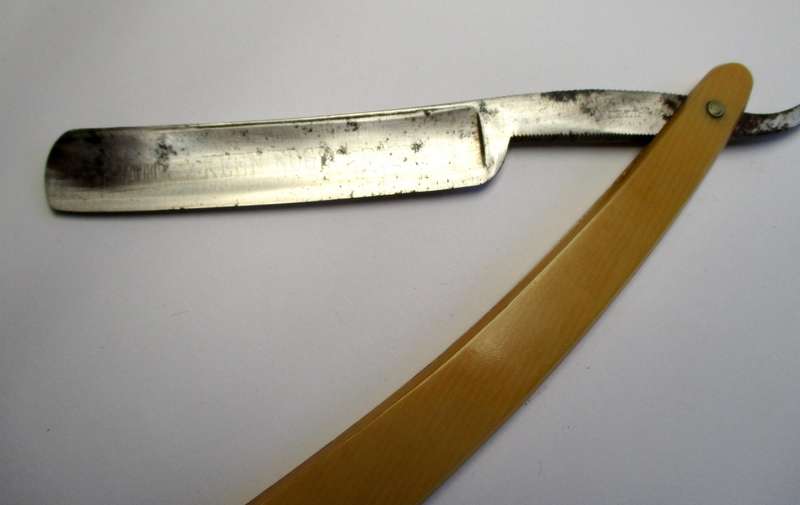 Vintage Keen Edge - Sheffield made straight razor / cut throat razor in box.