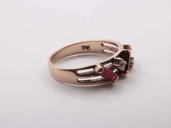VINTAGE 9K GOLD GEM SET RING