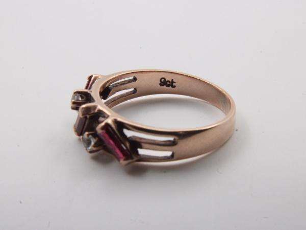VINTAGE 9K GOLD GEM SET RING