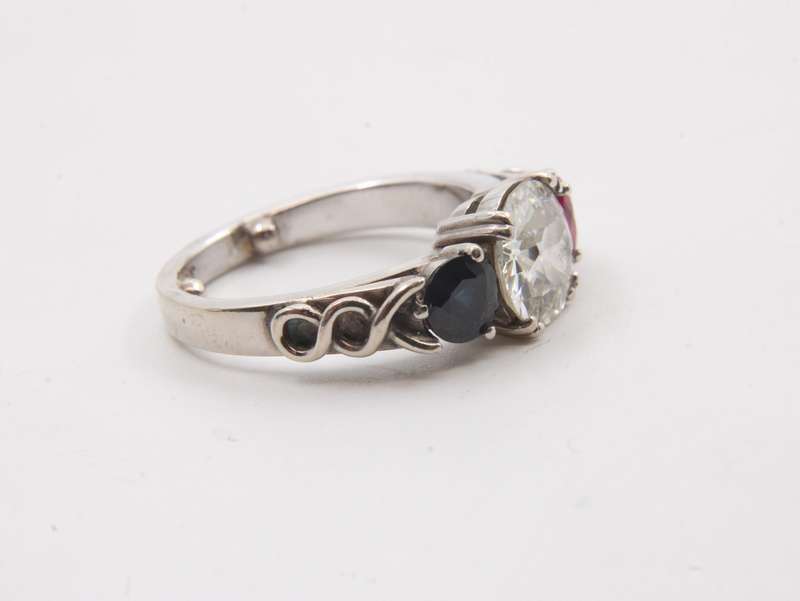 9CT GOLD RING SET WITH A 1.47CT DIAMOND AND FLANKED BY A RUBY & SAPPHIRE