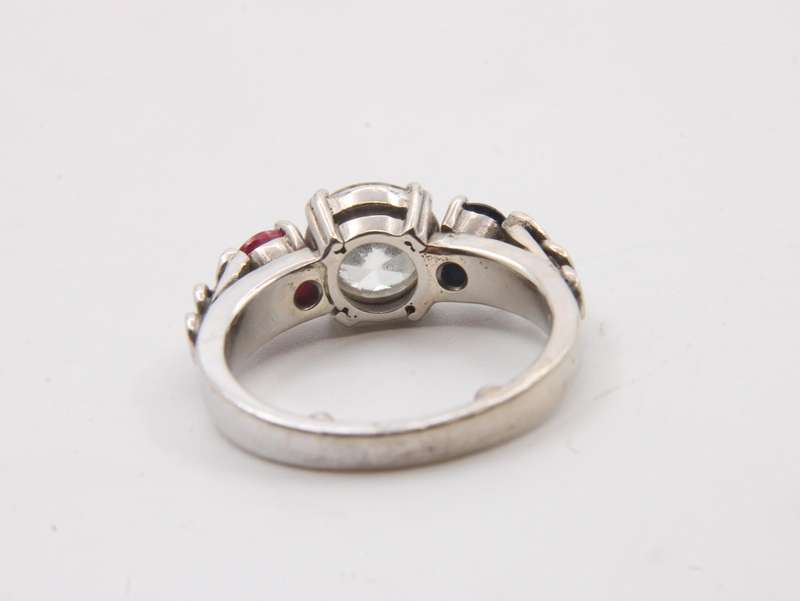 9CT GOLD RING SET WITH A 1.47CT DIAMOND AND FLANKED BY A RUBY & SAPPHIRE