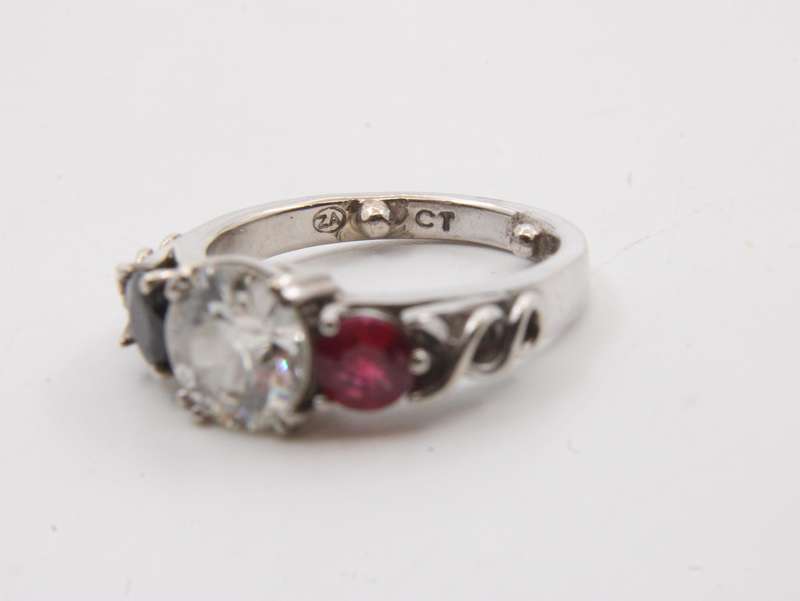 9CT GOLD RING SET WITH A 1.47CT DIAMOND AND FLANKED BY A RUBY & SAPPHIRE