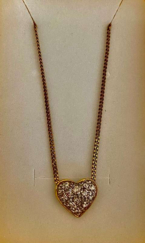 stunning 13x Diamond heart shaped 18ct pendant on a 9ct gold chain