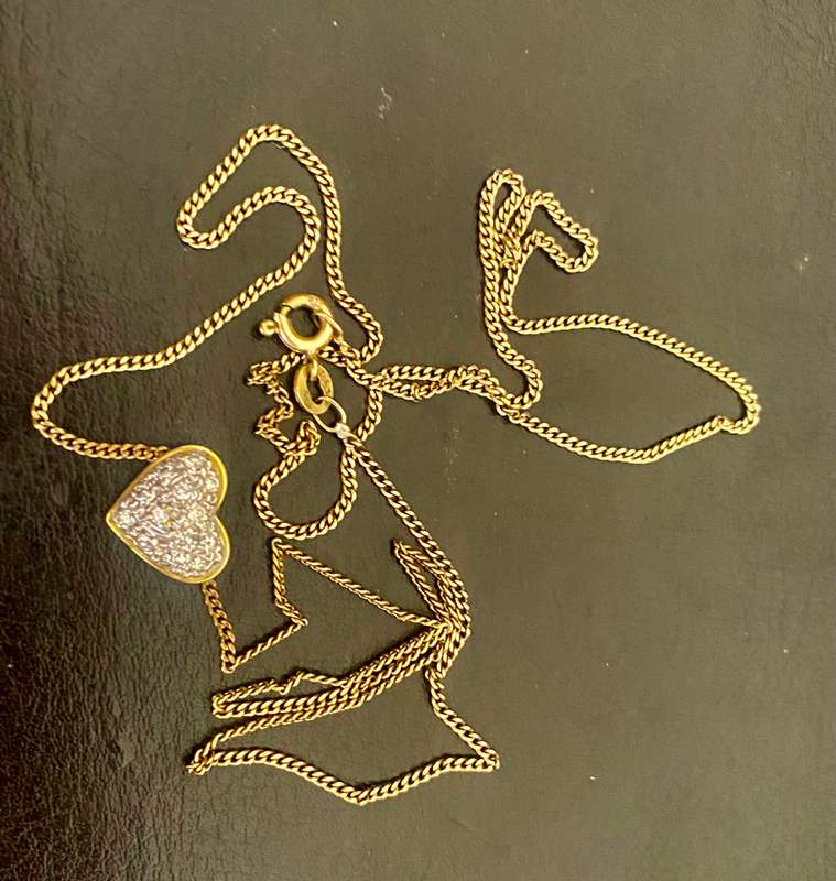 stunning 13x Diamond heart shaped 18ct pendant on a 9ct gold chain