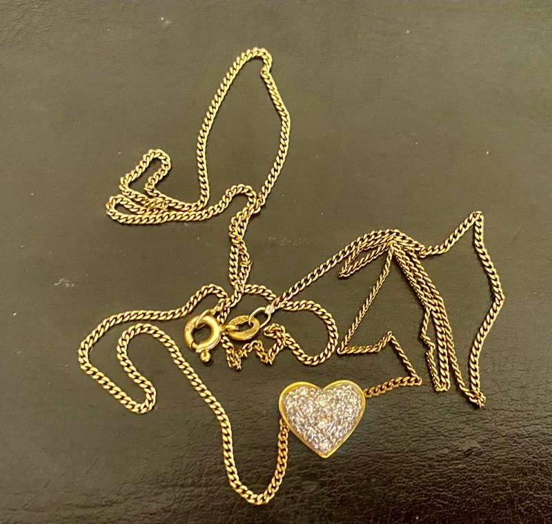stunning 13x Diamond heart shaped 18ct pendant on a 9ct gold chain