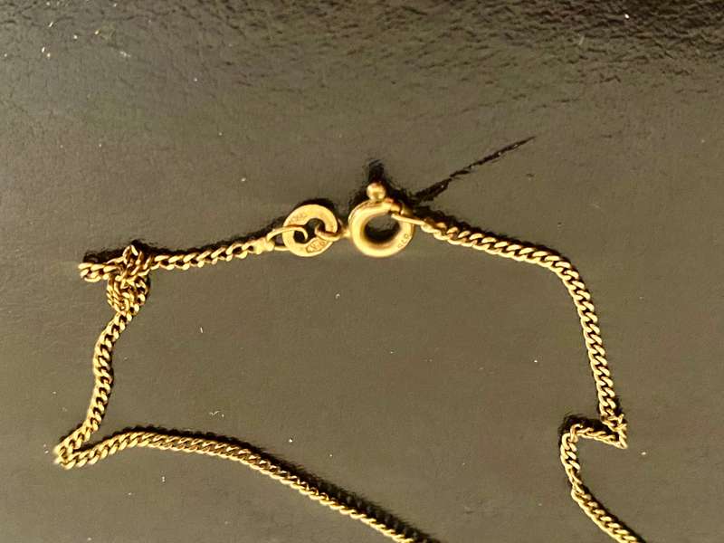 stunning 13x Diamond heart shaped 18ct pendant on a 9ct gold chain