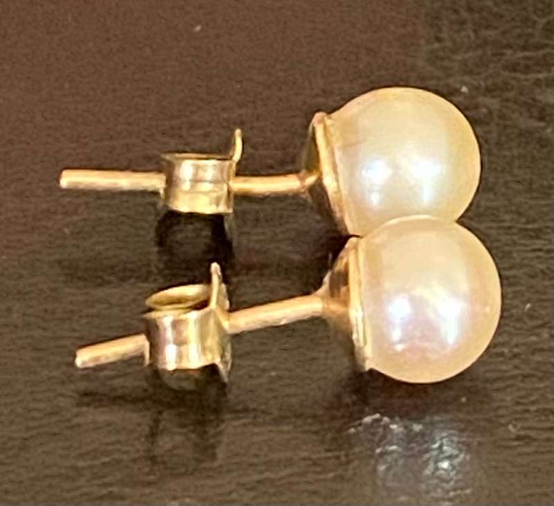 9ct yellow gold and genuine natural pearl stud earrings