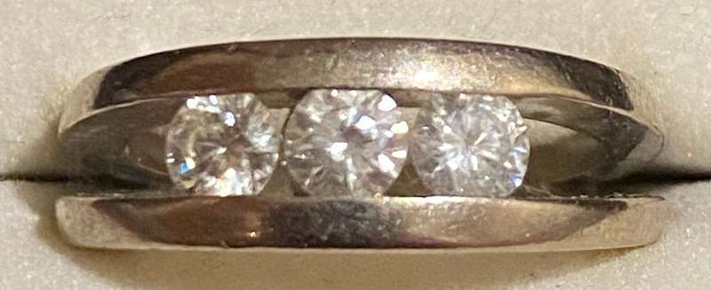 Stunning 18ct white gold tension set trilogy diamond ring