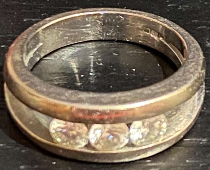 Stunning 18ct white gold tension set trilogy diamond ring