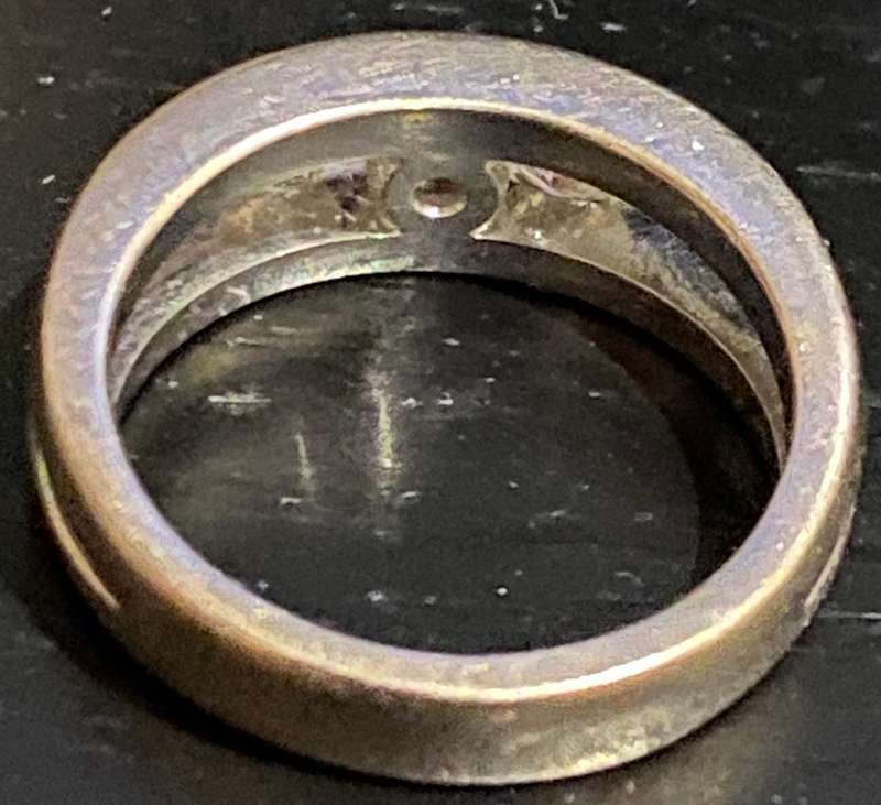 Stunning 18ct white gold tension set trilogy diamond ring