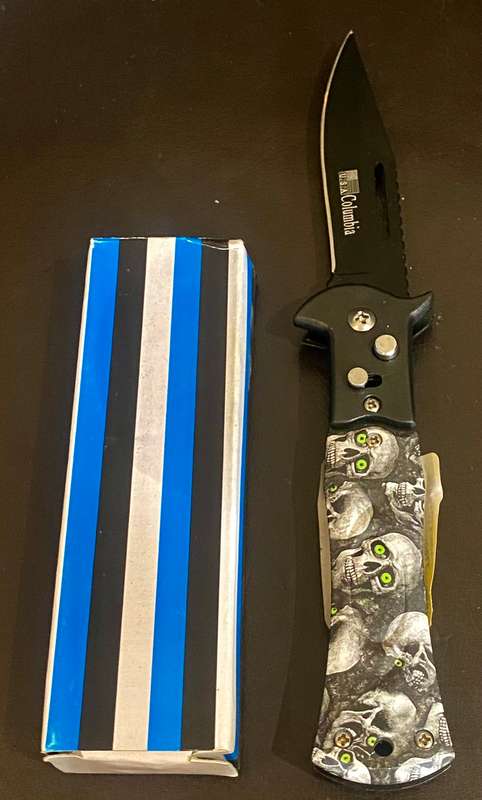 Skull folding pocket size flick knife with safety catch 0013-9cm blade-Brand new in box