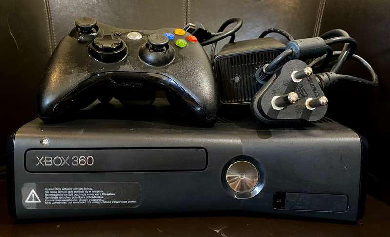 Xbox 360-S black console with 2 controls  and cables model 1439 -250 GB HD