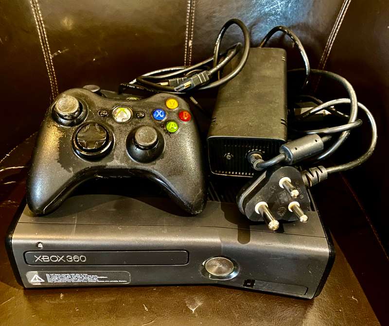 Xbox 360-S black console with 2 controls  and cables model 1439 -250 GB HD