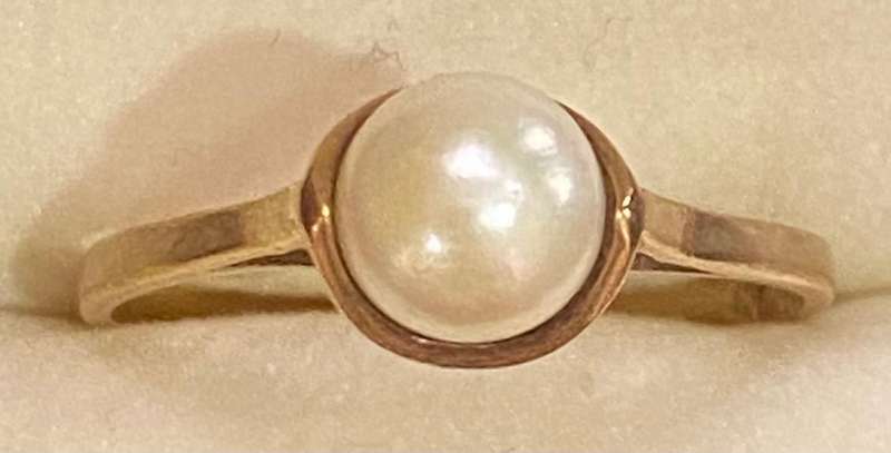 Elegant Pearl ring set in 9ct yellow gold