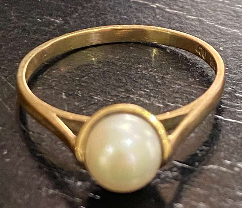 Elegant Pearl ring set in 9ct yellow gold