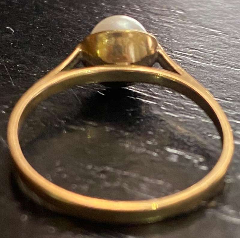 Elegant Pearl ring set in 9ct yellow gold
