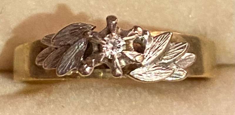 vintage 9ct solitaire diamond raised with leaves 9ct yellow gold ring