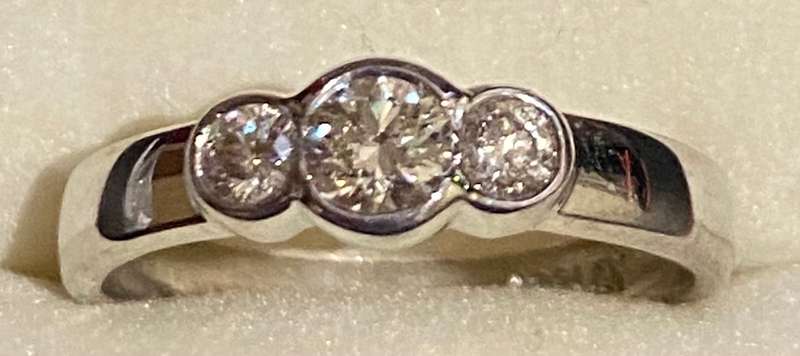 18ct white gold and 3x genuine diamond ring