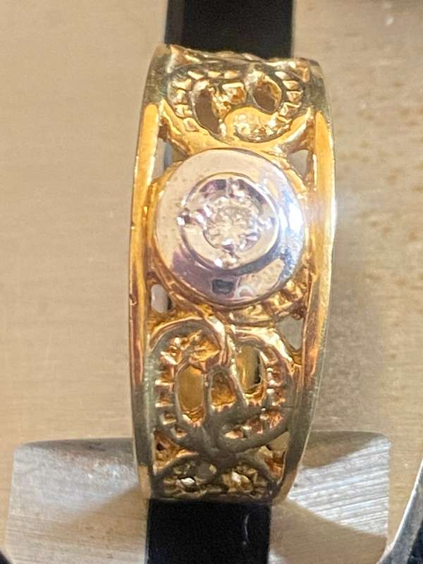 18ct Yellow gold 0.10 carat round Diamond bezel set Ring